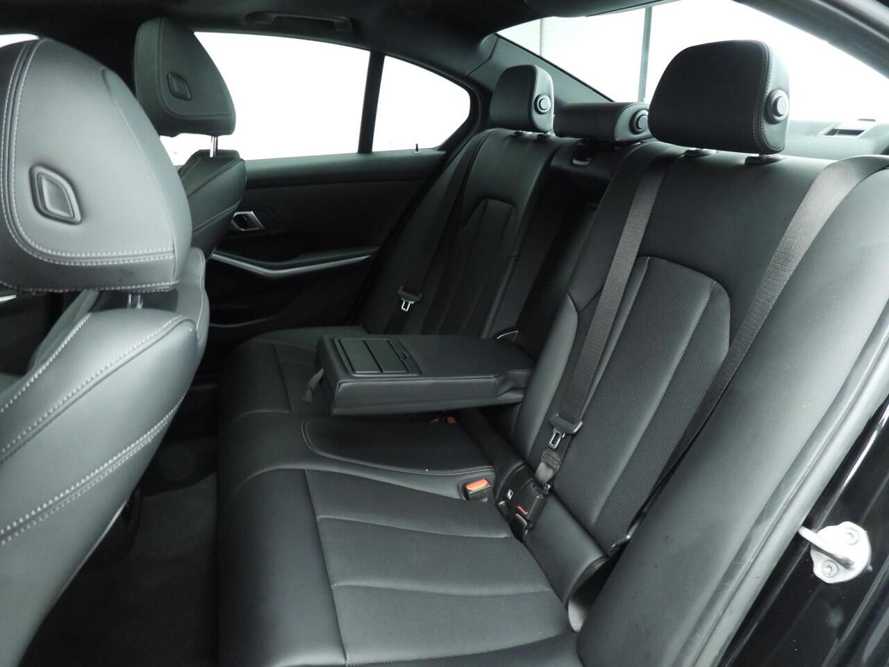 BMW 3-SERIE Sedan 318i | M-Sportpakket | LED | Navigatie | Schuifdak | Trekhaak | Stoelverwarming | DAB | Alu 18 inch