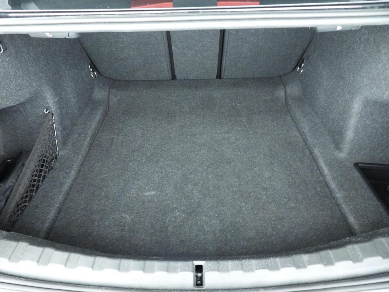 BMW 3-SERIE Sedan 318i | M-Sportpakket | LED | Navigatie | Schuifdak | Trekhaak | Stoelverwarming | DAB | Alu 18 inch