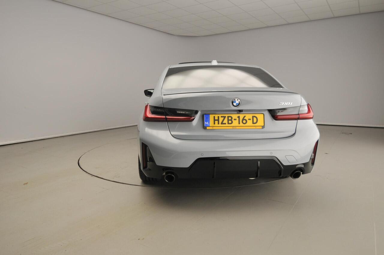 BMW 3-SERIE Sedan 318i | M-Sportpakket | LED | Navigatie | Trekhaak | Schuifdak | Stoelverwarming | Keyles go | DAB | Alu 19 inch