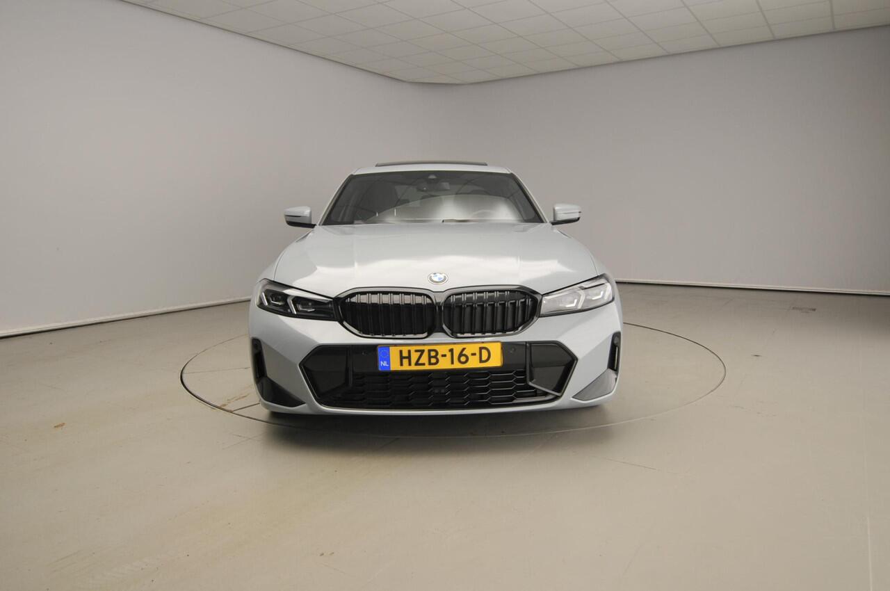BMW 3-SERIE Sedan 318i | M-Sportpakket | LED | Navigatie | Trekhaak | Schuifdak | Stoelverwarming | Keyles go | DAB | Alu 19 inch