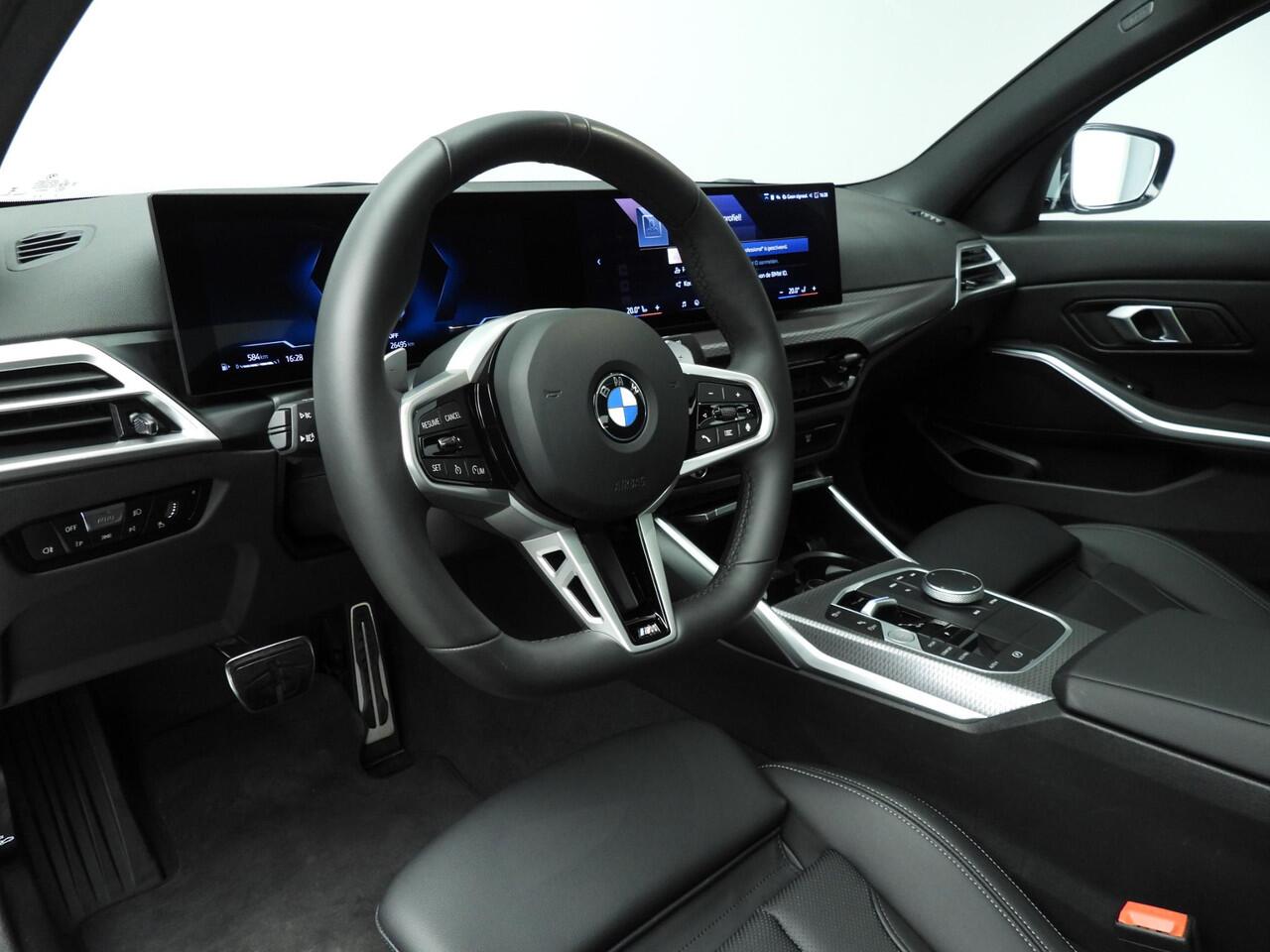 BMW 3-SERIE Sedan 318i | M-Sportpakket | LED | Navigatie | Trekhaak | Schuifdak | Stoelverwarming | Keyles go | DAB | Alu 19 inch