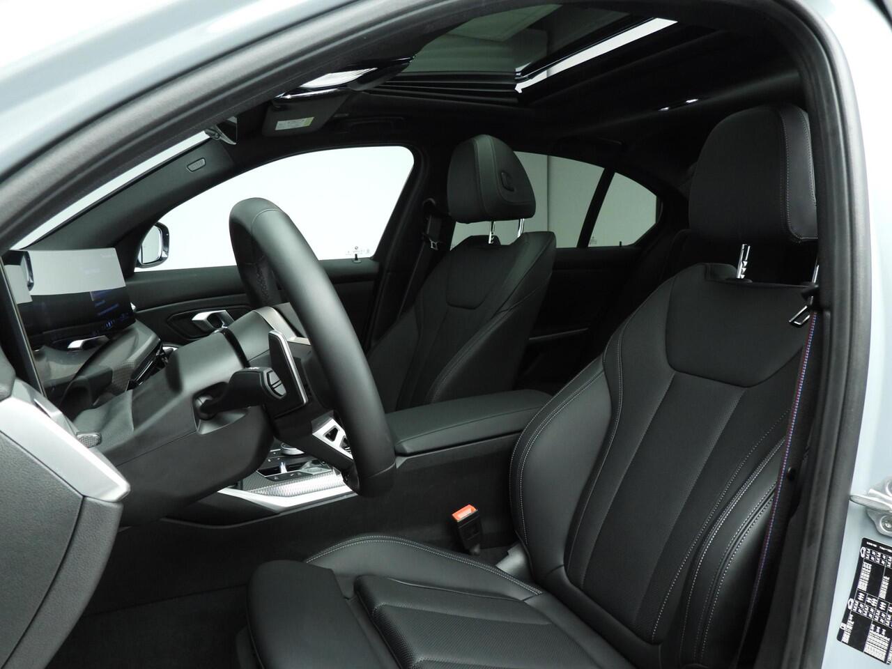 BMW 3-SERIE Sedan 318i | M-Sportpakket | LED | Navigatie | Trekhaak | Schuifdak | Stoelverwarming | Keyles go | DAB | Alu 19 inch