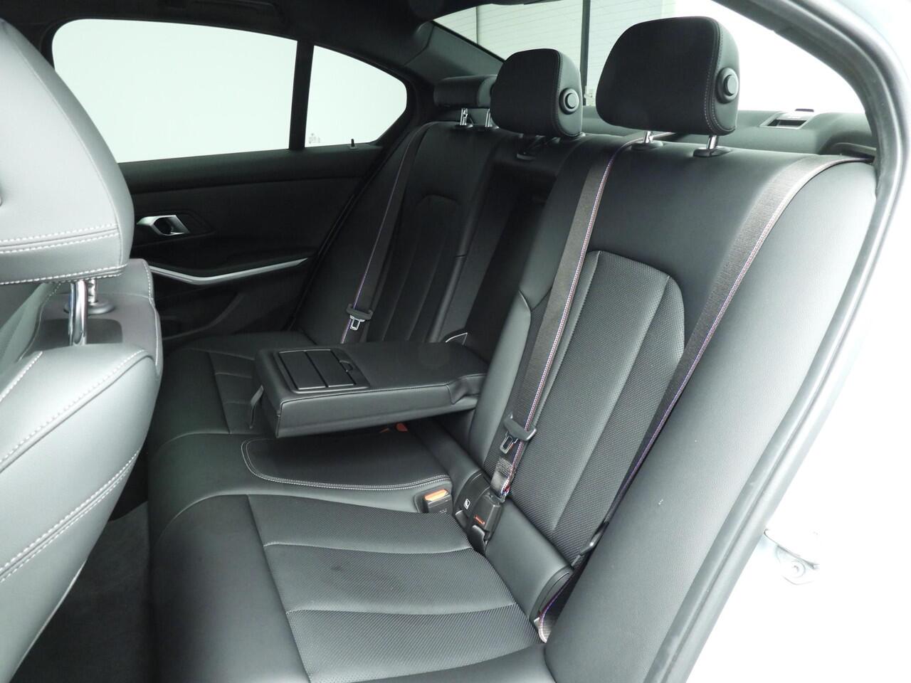 BMW 3-SERIE Sedan 318i | M-Sportpakket | LED | Navigatie | Trekhaak | Schuifdak | Stoelverwarming | Keyles go | DAB | Alu 19 inch