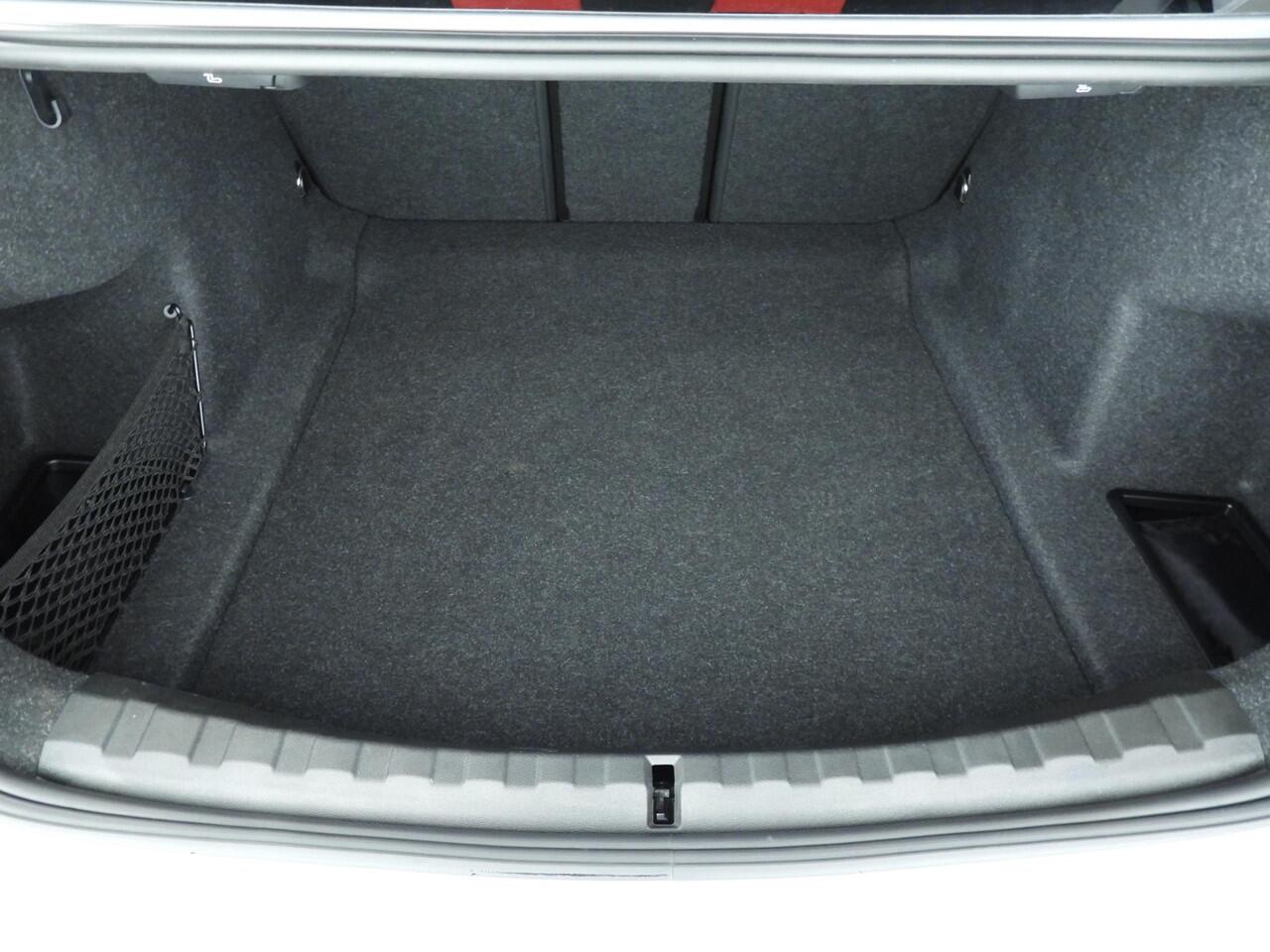 BMW 3-SERIE Sedan 318i | M-Sportpakket | LED | Navigatie | Trekhaak | Schuifdak | Stoelverwarming | Keyles go | DAB | Alu 19 inch