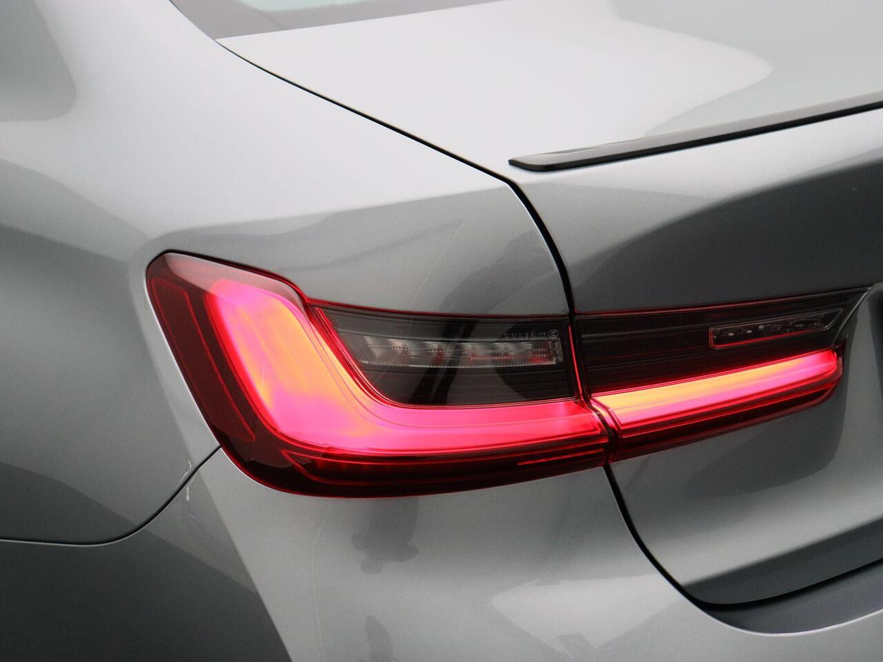 BMW 3-SERIE Sedan 320e M Sportpakket Pro | Innovation Pack | Entertainment Pack | Stuurwielrand Verwarmd | DAB | HiFi | 19''