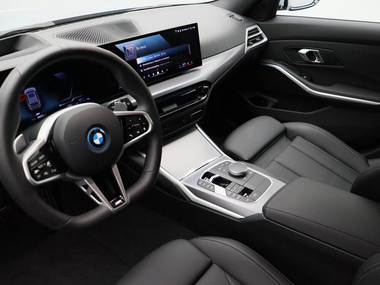 BMW 3-SERIE Touring 330e xDrive M Sportpakket Pro | Driving Assistant | HIFI | Elek. stoelen incl. Memory | 19"