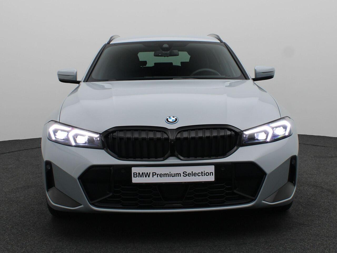 BMW 3-SERIE Touring 330e xDrive M Sportpakket Pro | Driving Assistant | HIFI | Elek. stoelen incl. Memory | 19"