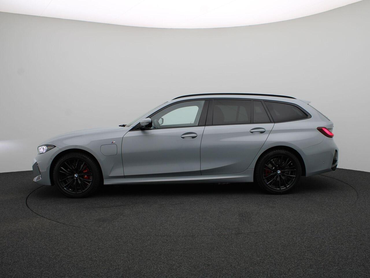 BMW 3-SERIE Touring 330e xDrive M Sportpakket Pro | Driving Assistant | HIFI | Elek. stoelen incl. Memory | 19"