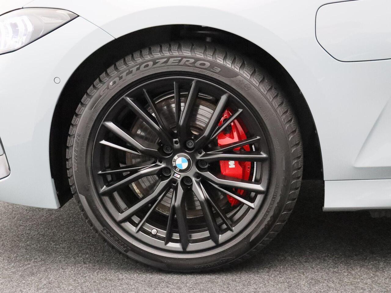 BMW 3-SERIE Touring 330e xDrive M Sportpakket Pro | Driving Assistant | HIFI | Elek. stoelen incl. Memory | 19"