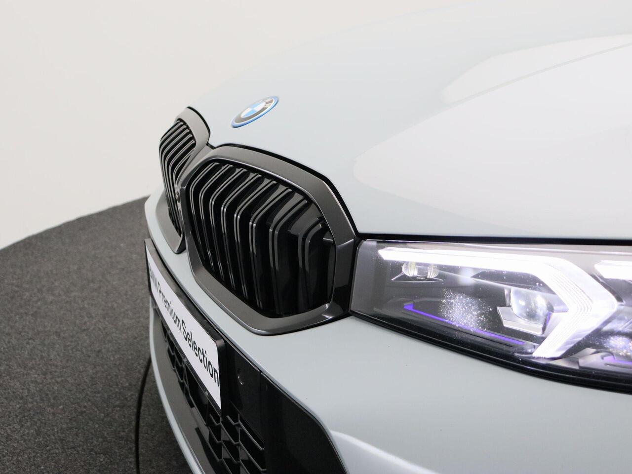 BMW 3-SERIE Touring 330e xDrive M Sportpakket Pro | Driving Assistant | HIFI | Elek. stoelen incl. Memory | 19"