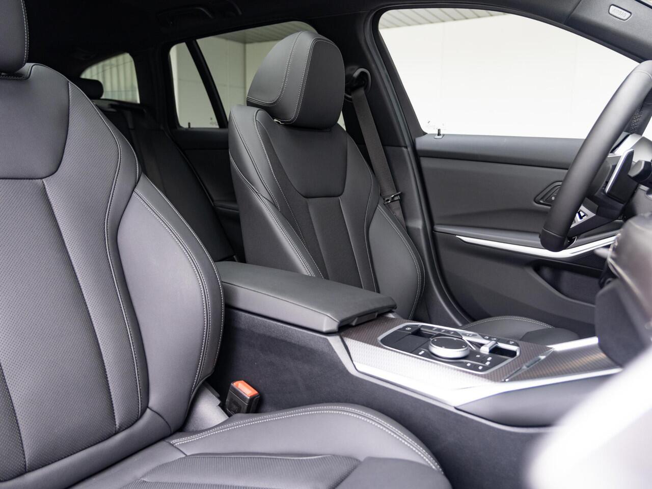 BMW 3-SERIE Touring 330e M Sportpakket | Comfort Pack | Panoramadak | Comfort Access | Achteruitrijcamera | 18'' | Trekhaak