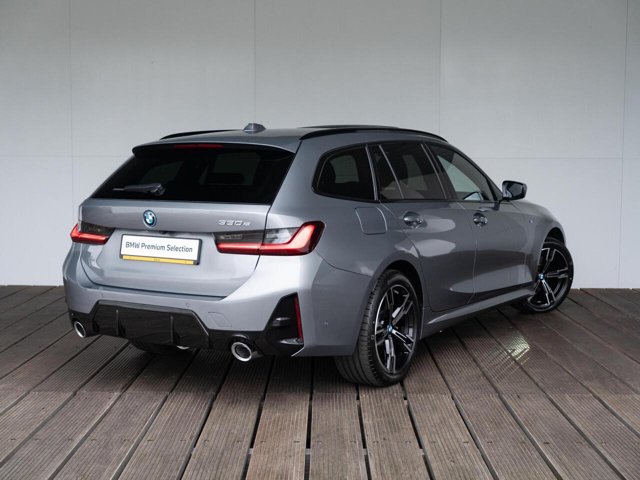 BMW 3-SERIE Touring 330e M Sportpakket | Comfort Pack | Panoramadak | Comfort Access | Achteruitrijcamera | 18'' | Trekhaak