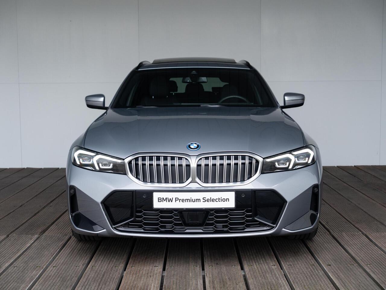 BMW 3-SERIE Touring 330e M Sportpakket | Comfort Pack | Panoramadak | Comfort Access | Achteruitrijcamera | 18'' | Trekhaak