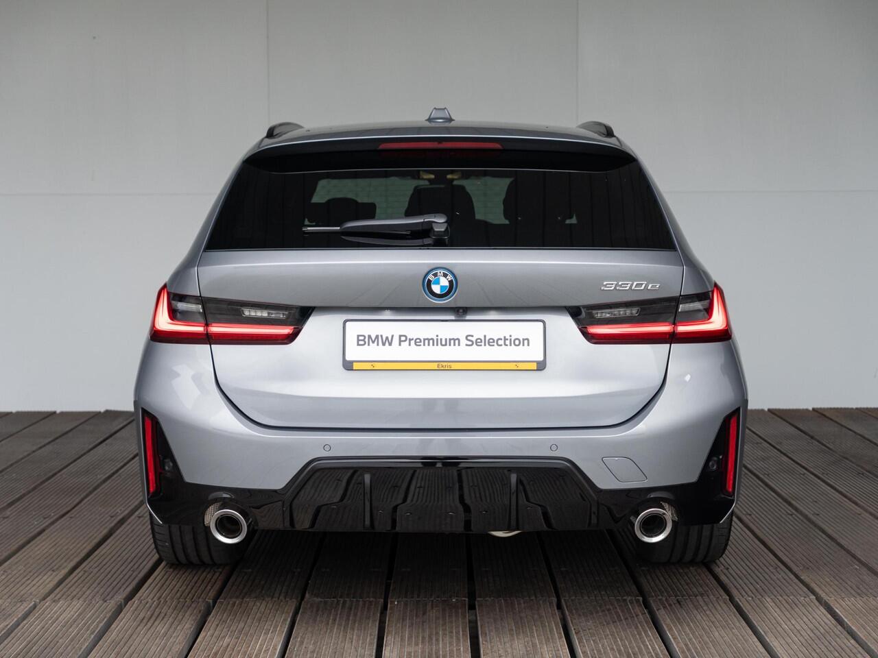 BMW 3-SERIE Touring 330e M Sportpakket | Comfort Pack | Panoramadak | Comfort Access | Achteruitrijcamera | 18'' | Trekhaak