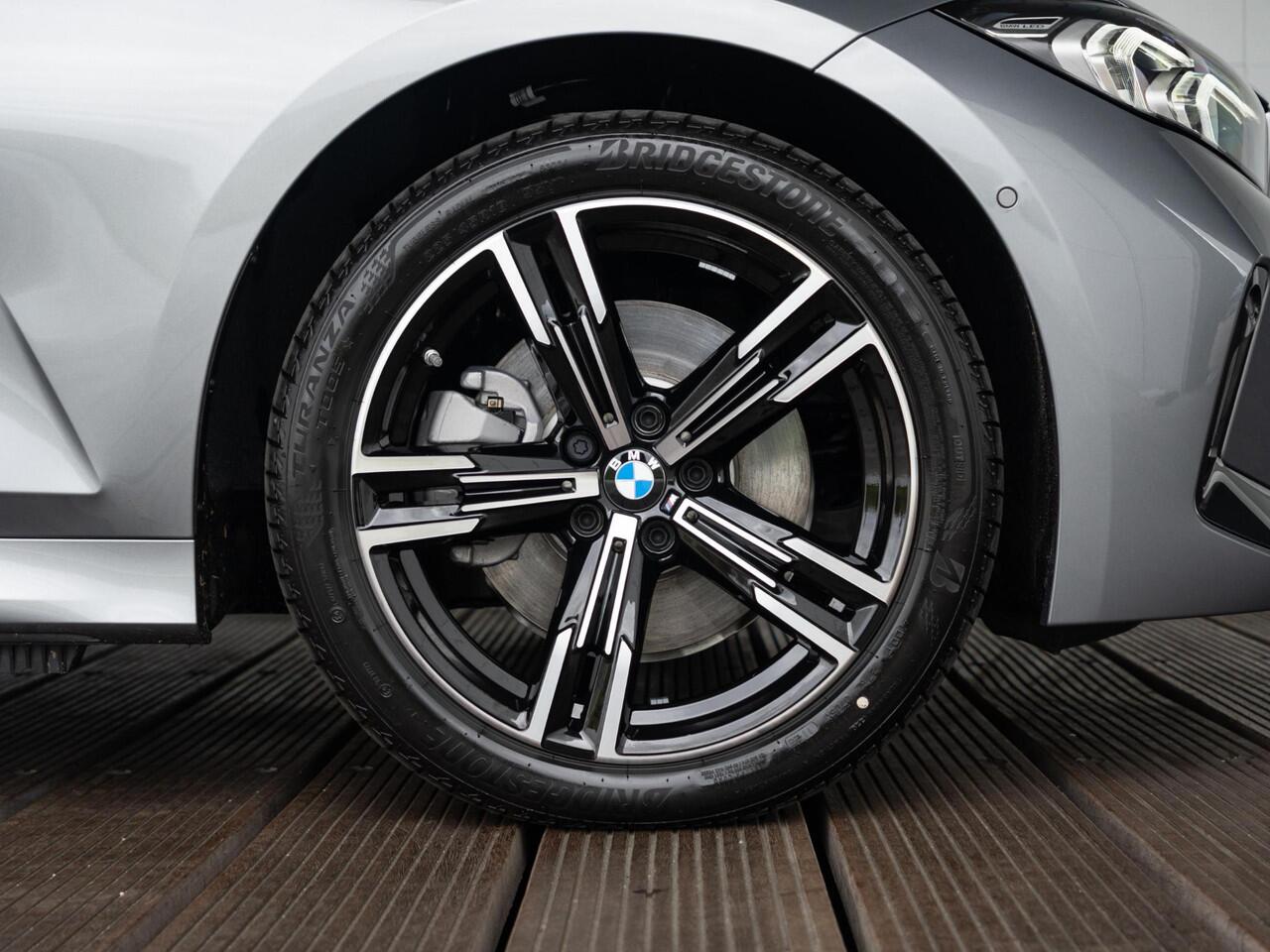 BMW 3-SERIE Touring 330e M Sportpakket | Comfort Pack | Panoramadak | Comfort Access | Achteruitrijcamera | 18'' | Trekhaak