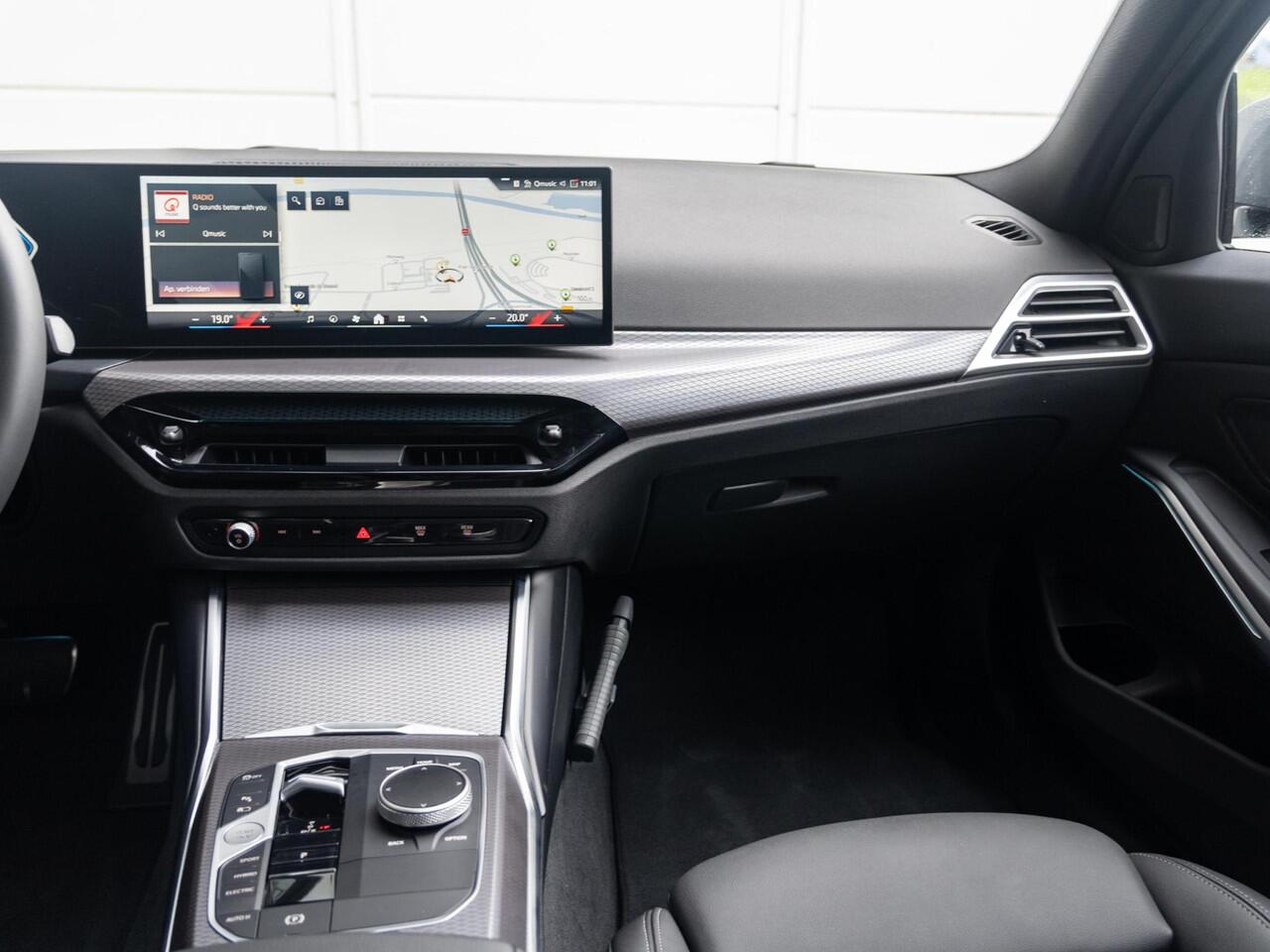 BMW 3-SERIE Touring 330e M Sportpakket | Comfort Pack | Panoramadak | Comfort Access | Achteruitrijcamera | 18'' | Trekhaak