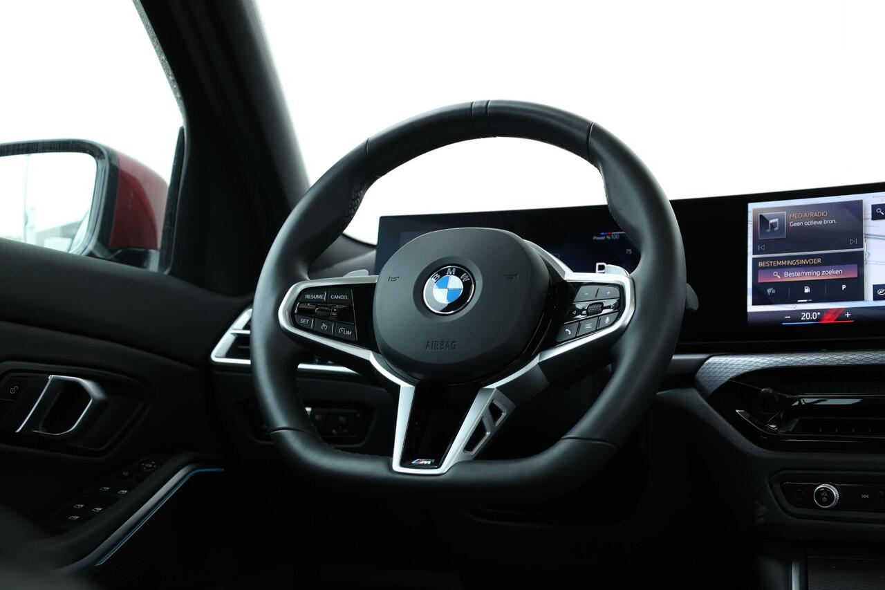 BMW 3-SERIE 320i / M-Sportpakket / PDC / Achteruitrij Camera / Verwarmde Voorstoelen / Adaptieve Led / schuif-kanteldak / Lentevoordeel