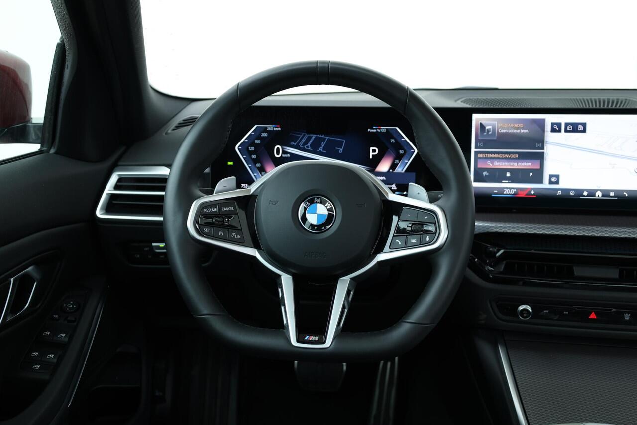 BMW 3-SERIE 320i / M-Sportpakket / PDC / Achteruitrij Camera / Verwarmde Voorstoelen / Adaptieve Led / schuif-kanteldak / Lentevoordeel
