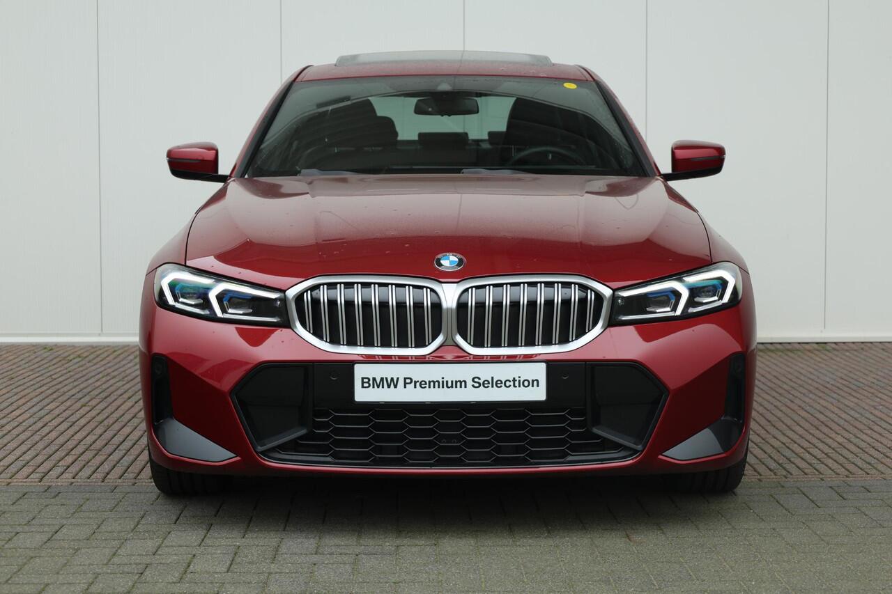 BMW 3-SERIE 320i / M-Sportpakket / PDC / Achteruitrij Camera / Verwarmde Voorstoelen / Adaptieve Led / schuif-kanteldak / Lentevoordeel