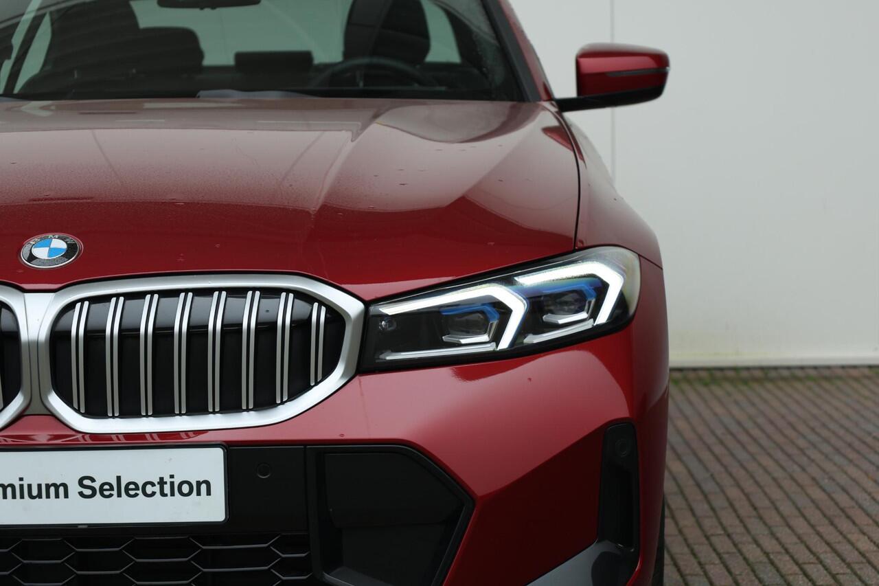 BMW 3-SERIE 320i / M-Sportpakket / PDC / Achteruitrij Camera / Verwarmde Voorstoelen / Adaptieve Led / schuif-kanteldak / Lentevoordeel