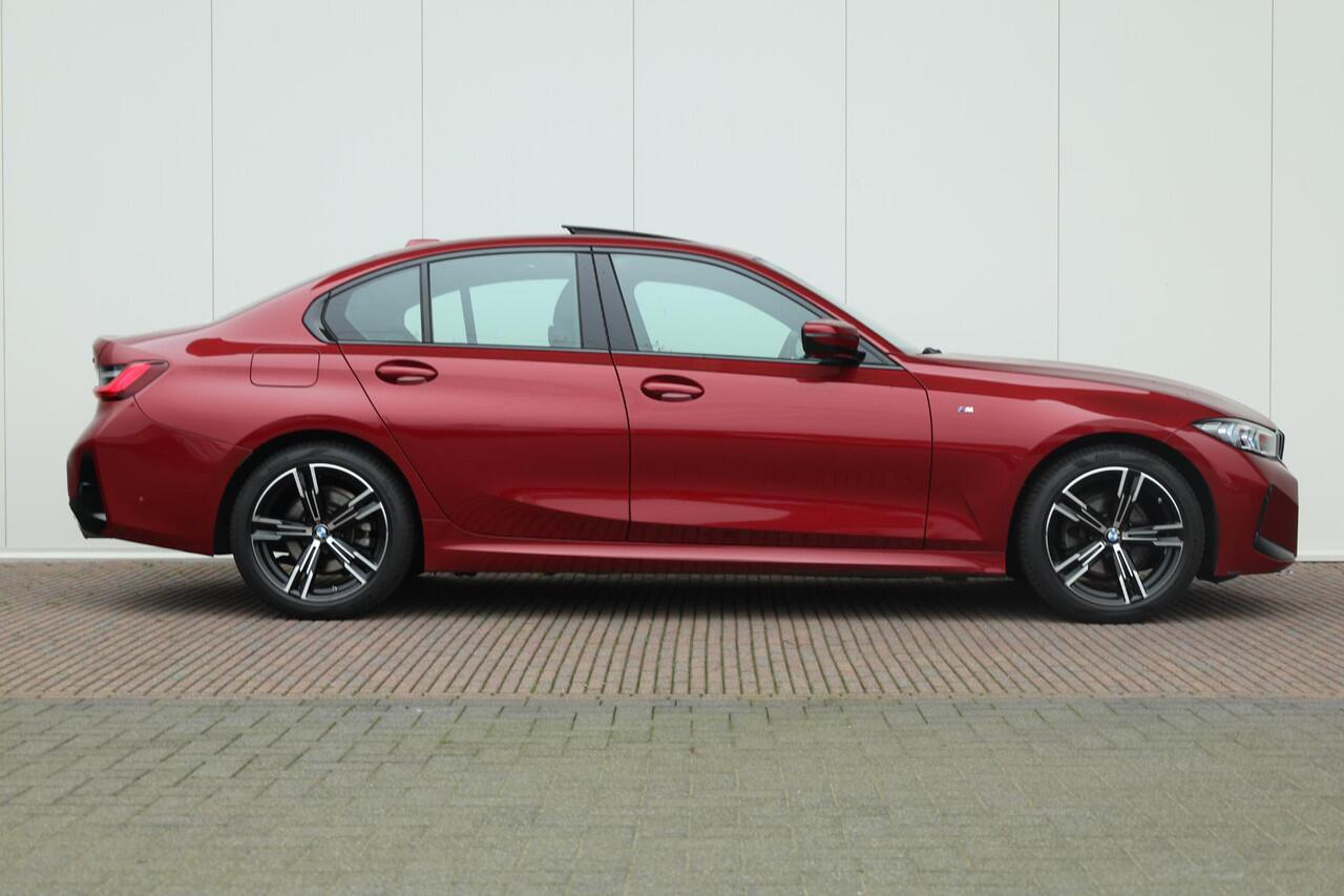 BMW 3-SERIE 320i / M-Sportpakket / PDC / Achteruitrij Camera / Verwarmde Voorstoelen / Adaptieve Led / schuif-kanteldak / Lentevoordeel