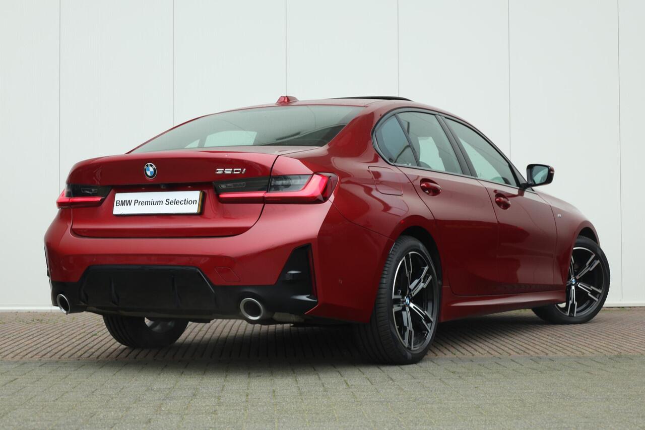 BMW 3-SERIE 320i / M-Sportpakket / PDC / Achteruitrij Camera / Verwarmde Voorstoelen / Adaptieve Led / schuif-kanteldak / Lentevoordeel