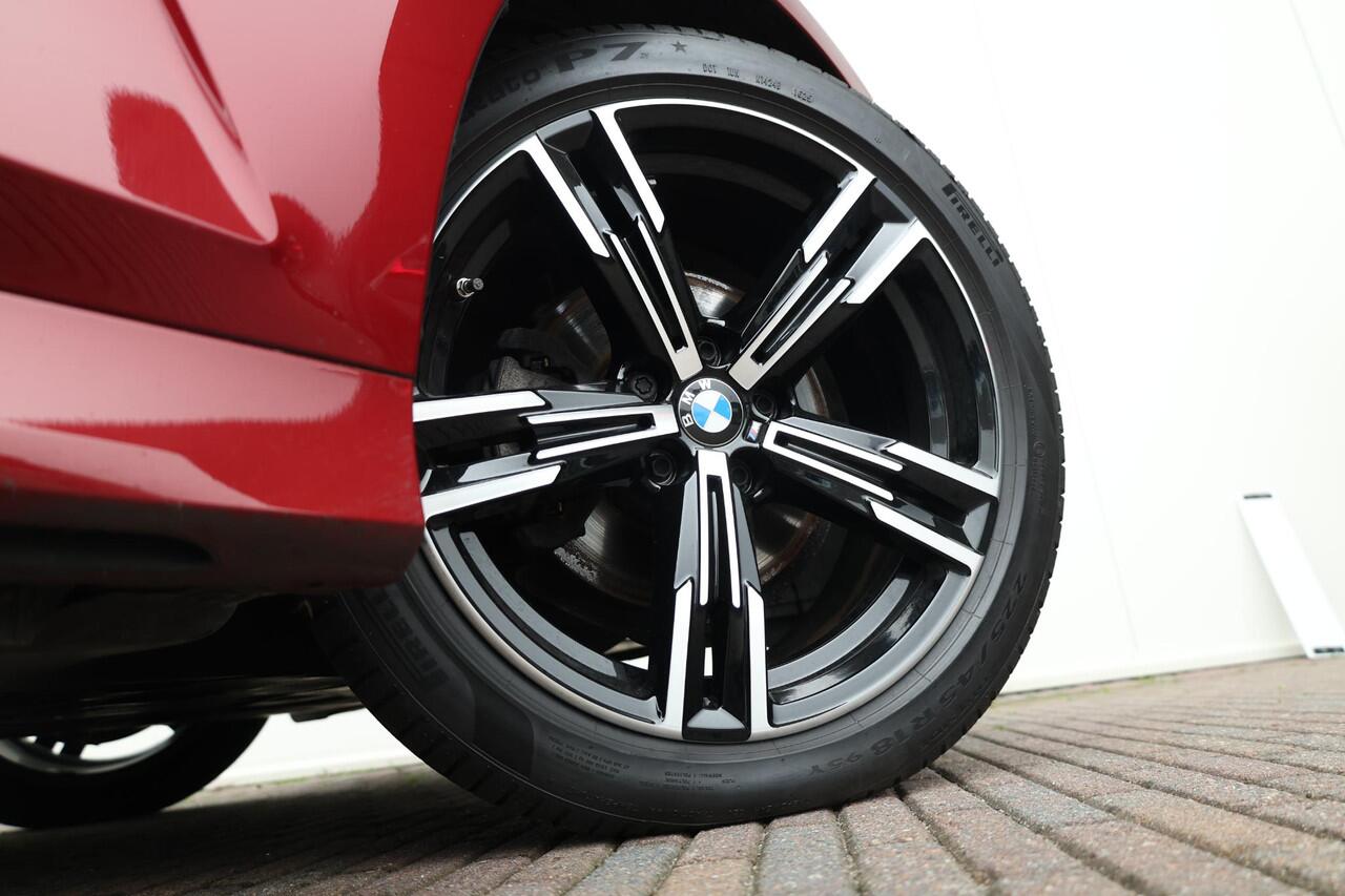 BMW 3-SERIE 320i / M-Sportpakket / PDC / Achteruitrij Camera / Verwarmde Voorstoelen / Adaptieve Led / schuif-kanteldak / Lentevoordeel