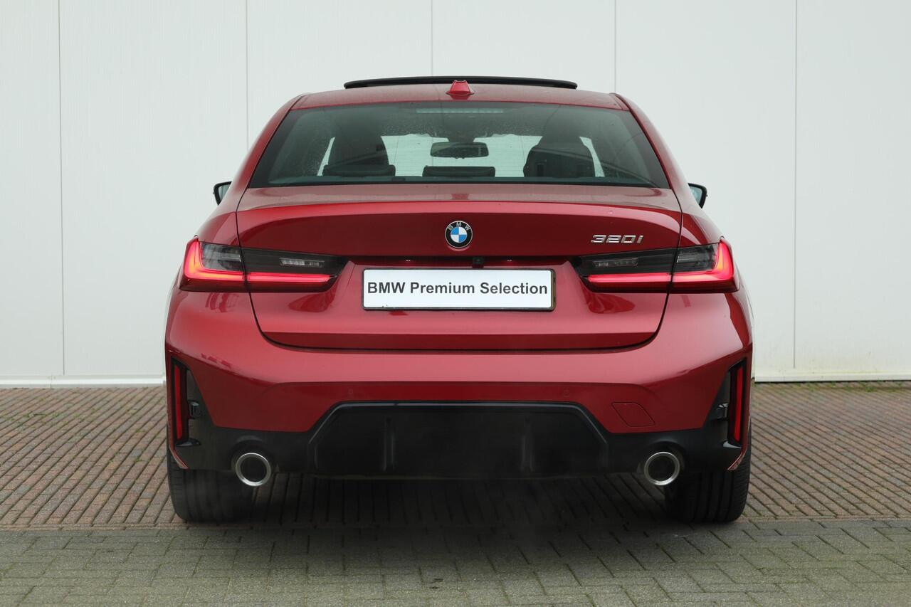 BMW 3-SERIE 320i / M-Sportpakket / PDC / Achteruitrij Camera / Verwarmde Voorstoelen / Adaptieve Led / schuif-kanteldak / Lentevoordeel