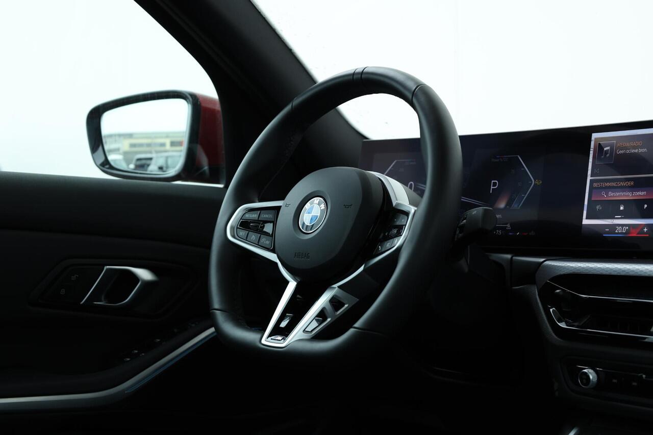 BMW 3-SERIE 320i / M-Sportpakket / PDC / Achteruitrij Camera / Verwarmde Voorstoelen / Adaptieve Led / schuif-kanteldak / Lentevoordeel