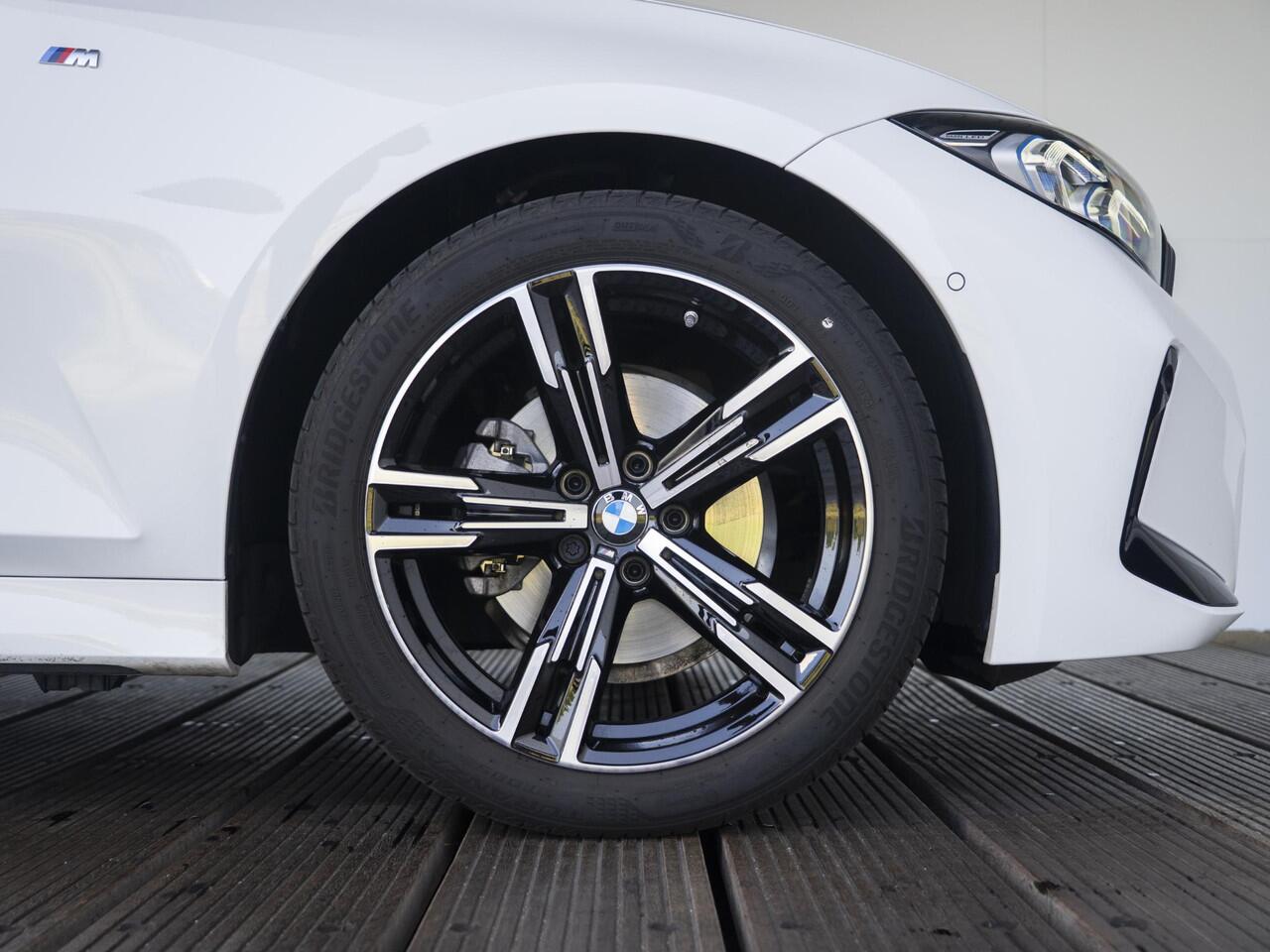 BMW 3-SERIE Touring 320i | M Sportpakket | Elektrisch verwarmde voorstoelen | Sportstoelen | Lentevoordeel