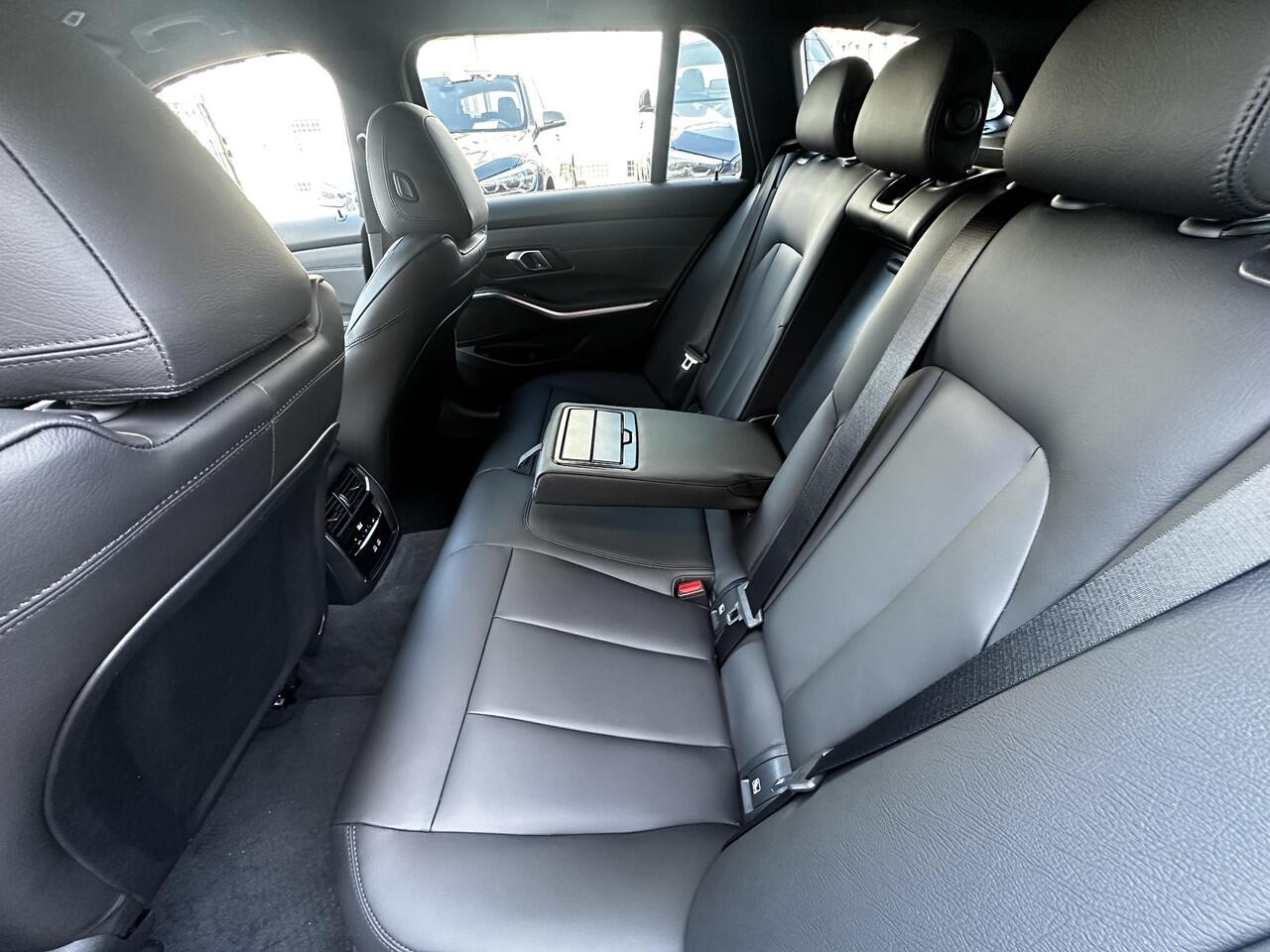 BMW 3-SERIE Touring 330i xDrive M-Sport Leder|AdaptiefCruise|HiFi
