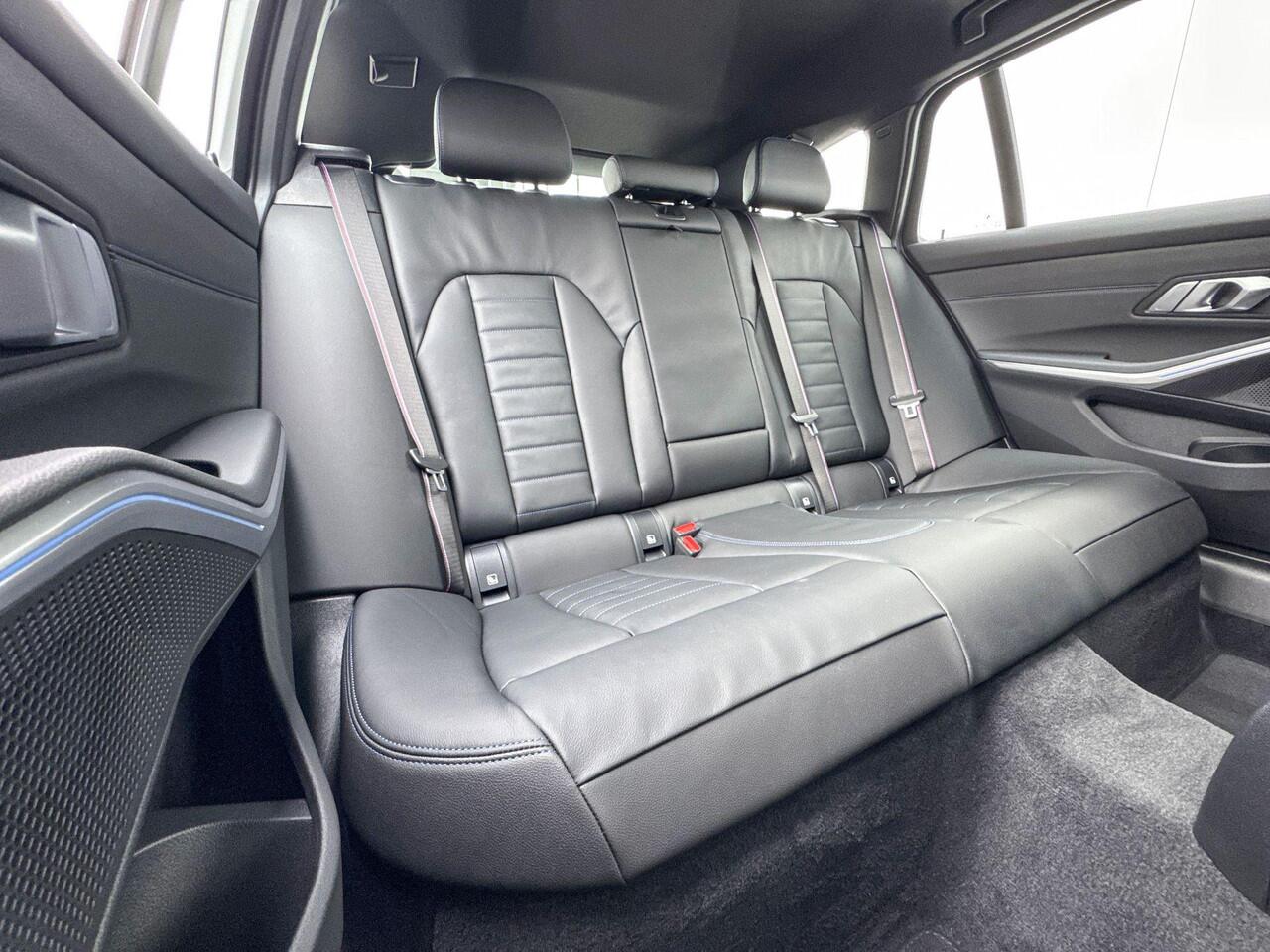 BMW 3-SERIE Touring 330e | M Sport Pro | Glazen Panoramadak | Innovation Pack