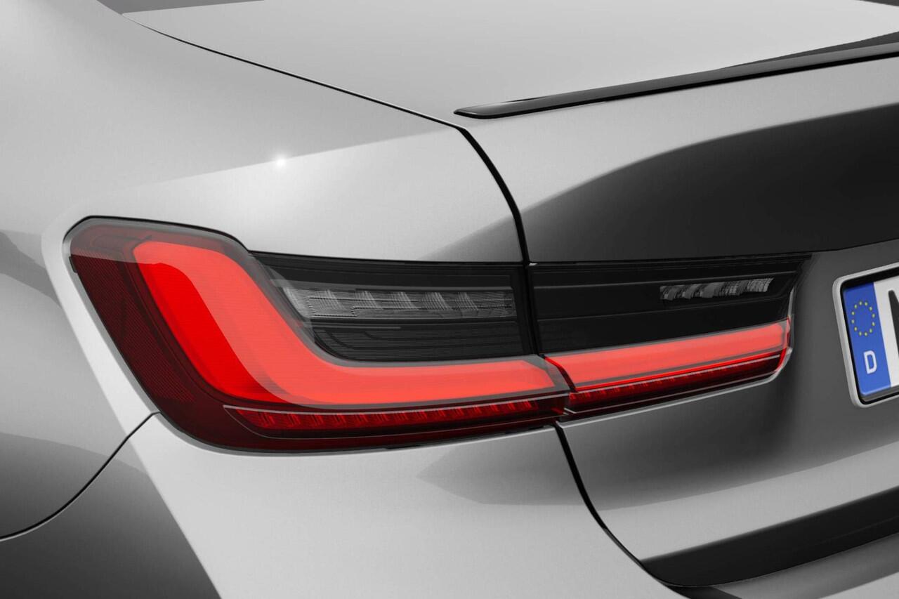 BMW 3-SERIE Sedan 330e | M Sport Pro | Comfort Pack | Active Cruise Control | Elektrisch bedienbaar glazen schuif-/kanteldak