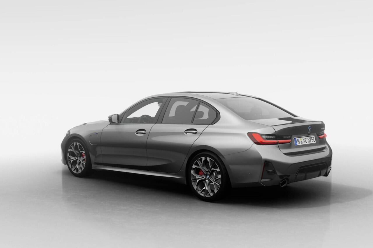 BMW 3-SERIE Sedan 330e | M Sport Pro | Comfort Pack | Active Cruise Control | Elektrisch bedienbaar glazen schuif-/kanteldak