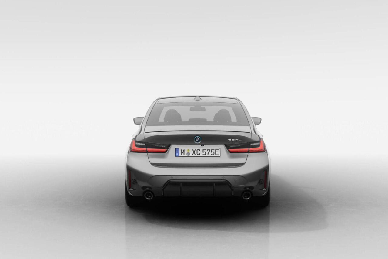 BMW 3-SERIE Sedan 330e | M Sport Pro | Comfort Pack | Active Cruise Control | Elektrisch bedienbaar glazen schuif-/kanteldak