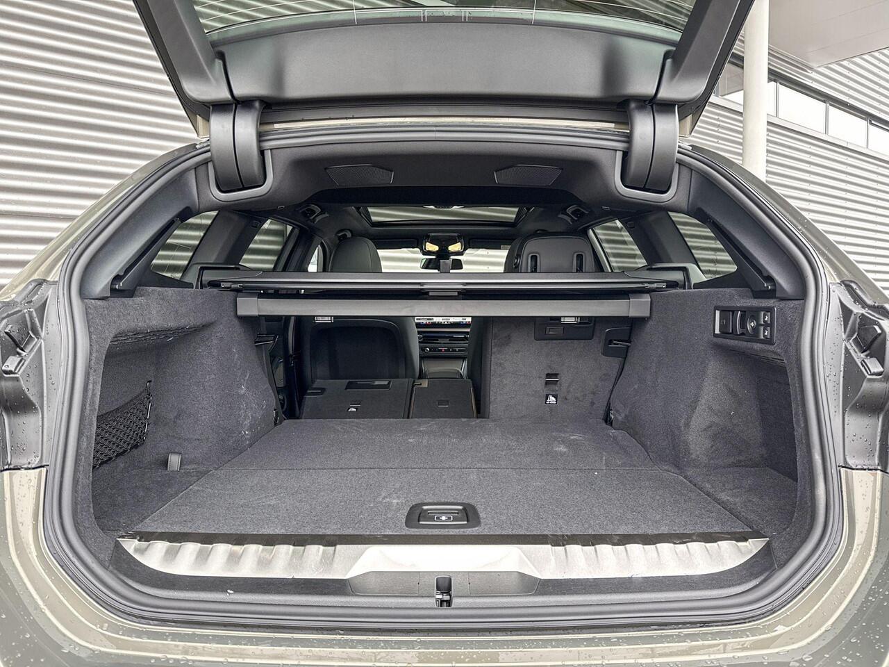 BMW 3-SERIE Touring 330e M Sport Edition | M Sportpakket Pro | Innovation Pack | Comfort Pack | Trekhaak