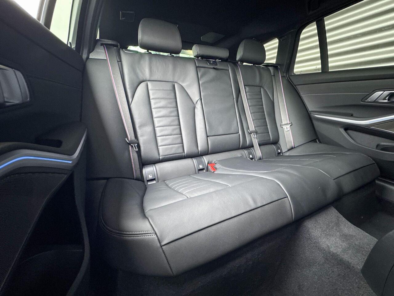 BMW 3-SERIE Touring 330e M Sport Edition | M Sportpakket Pro | Innovation Pack | Comfort Pack | Trekhaak