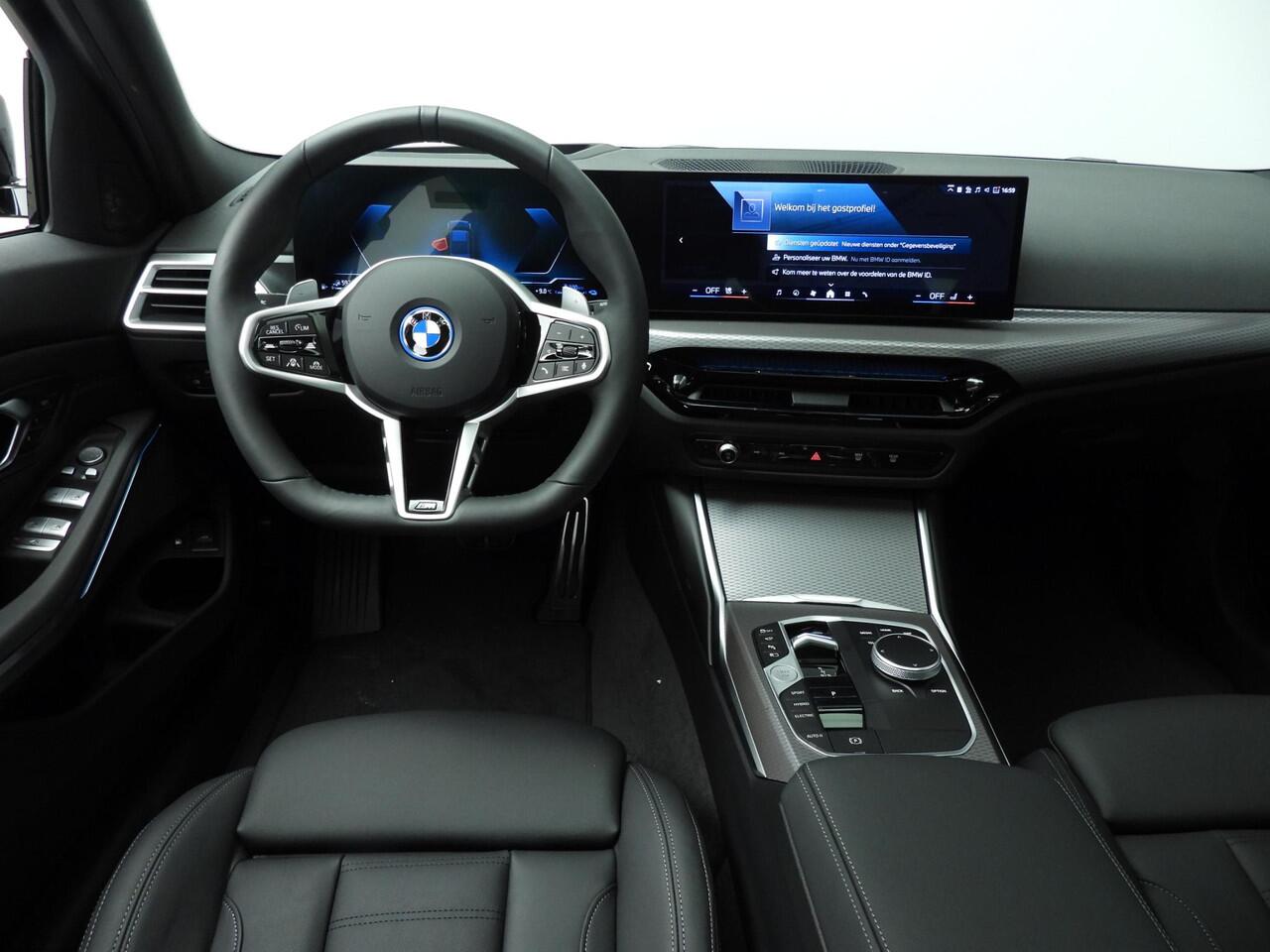 BMW 3-SERIE Touring 330e Individual Lak | M Sportpakket Pro | Innovation Pack | Comfort Pack | Panoramadak | Trekhaak