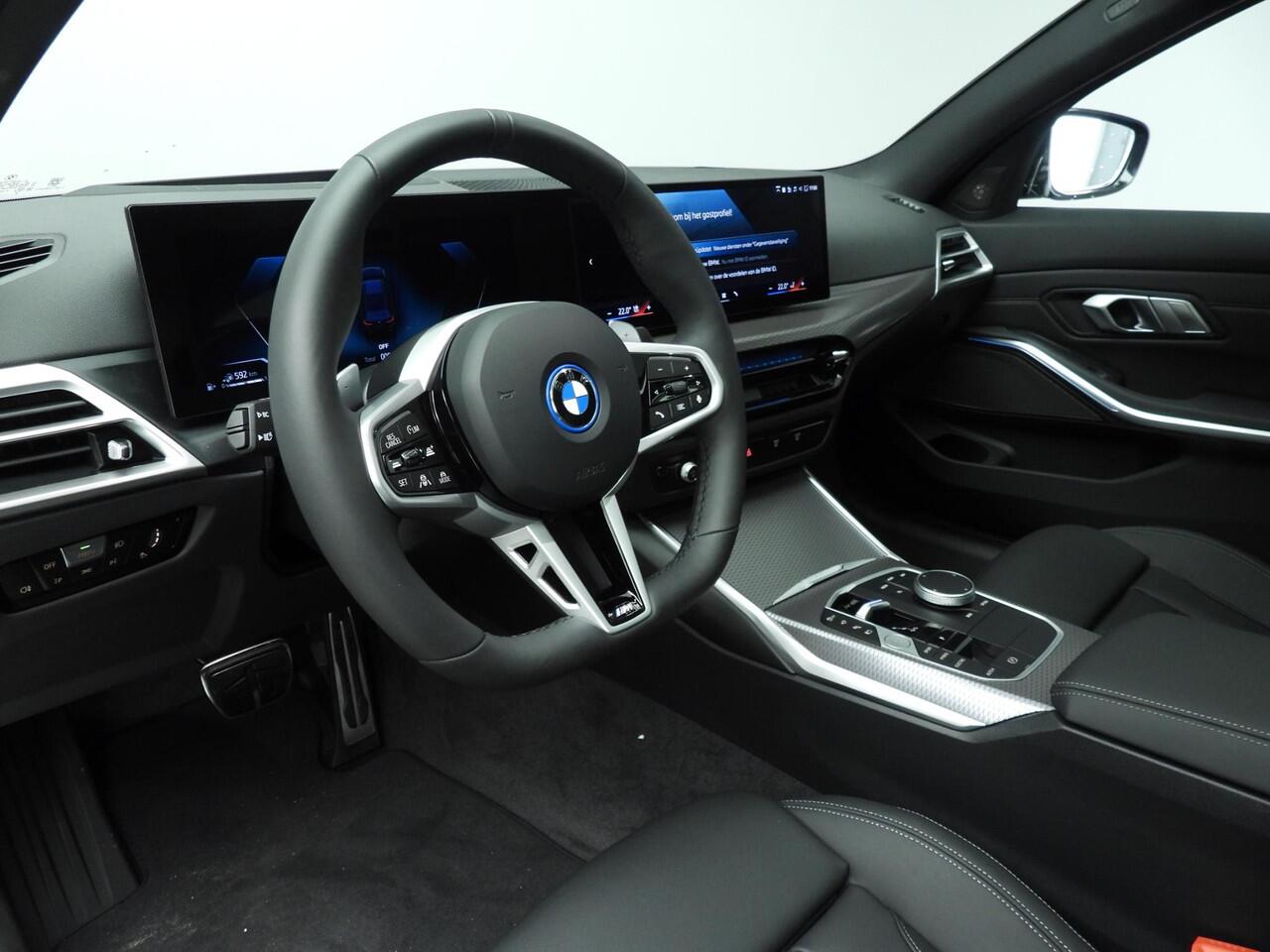 BMW 3-SERIE Touring 330e Individual Lak | M Sportpakket Pro | Innovation Pack | Comfort Pack | Panoramadak | Trekhaak