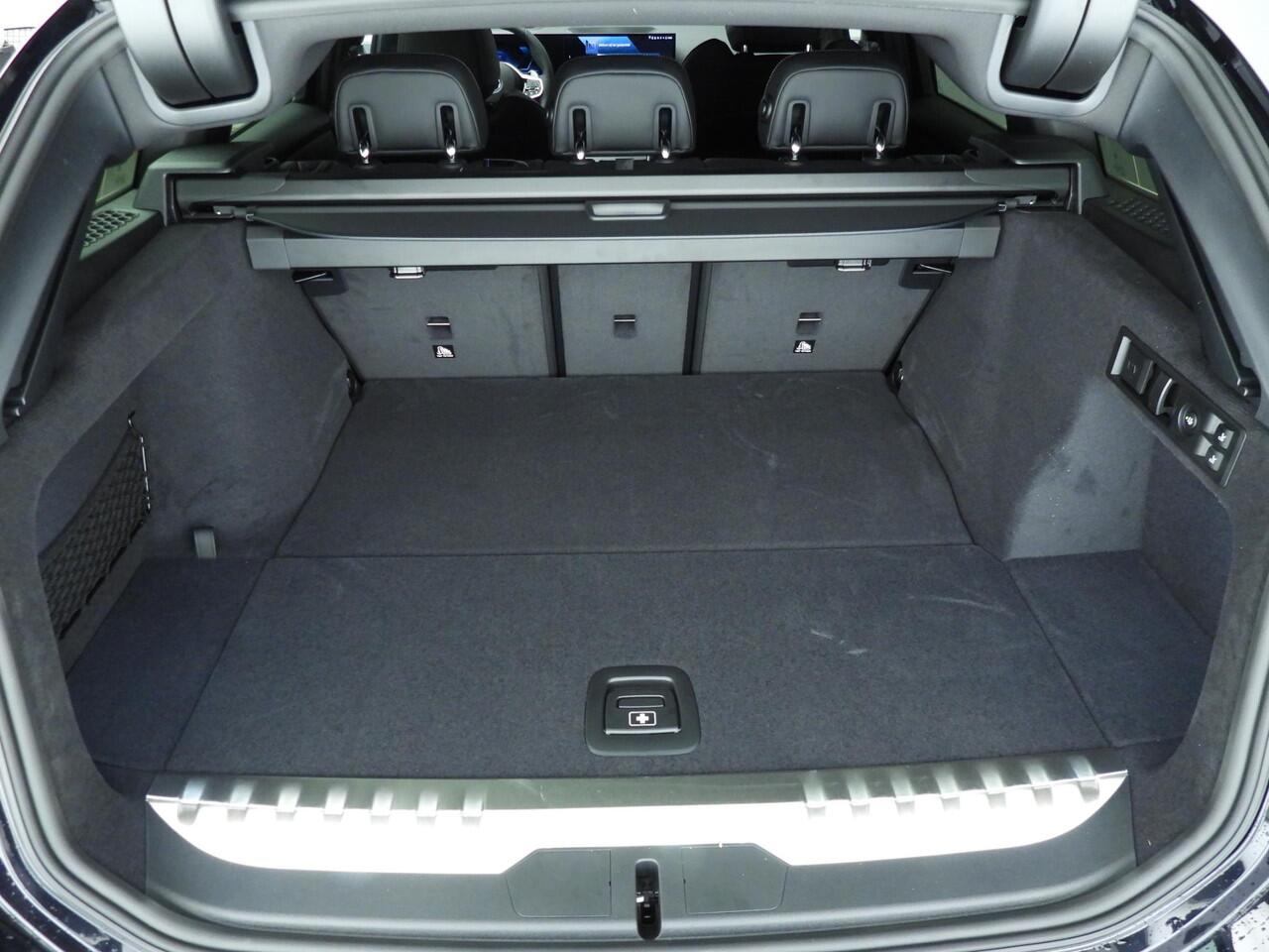 BMW 3-SERIE Touring 330e Individual Lak | M Sportpakket Pro | Innovation Pack | Comfort Pack | Panoramadak | Trekhaak