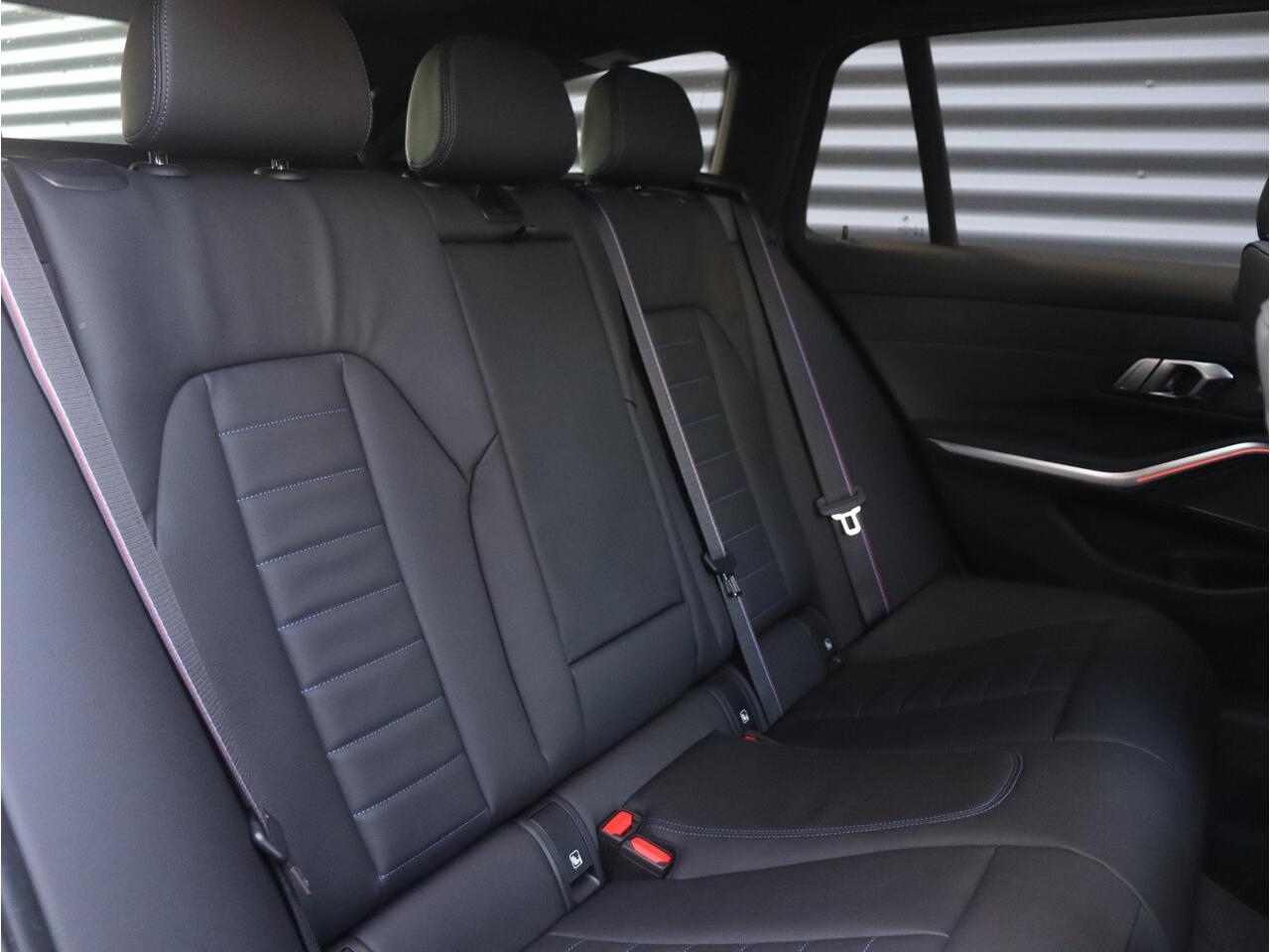 BMW 3-SERIE Touring 320i | M Sportpakket Pro | Panodak | Trekhaak | Head-Up | Driving Assistant Prof. | Harman Kardon | Comfort Access | Verwarmd Stuurwiel | 19'' LMV | Ekris Selection