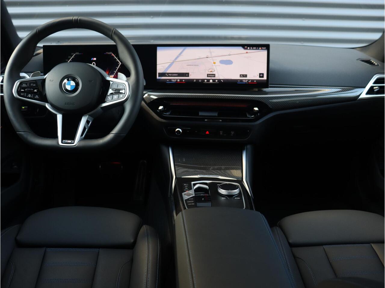 BMW 3-SERIE Touring 320i | M Sportpakket Pro | Panodak | Trekhaak | Head-Up | Driving Assistant Prof. | Harman Kardon | Comfort Access | Verwarmd Stuurwiel | 19'' LMV | Ekris Selection