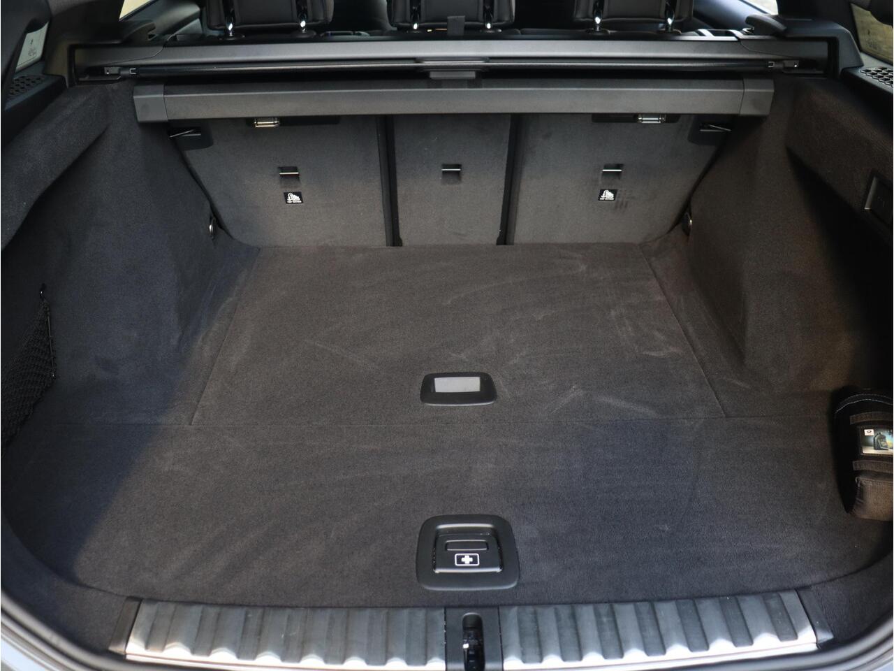 BMW 3-SERIE Touring 320i | M Sportpakket Pro | Panodak | Trekhaak | Head-Up | Driving Assistant Prof. | Harman Kardon | Comfort Access | Verwarmd Stuurwiel | 19'' LMV | Ekris Selection