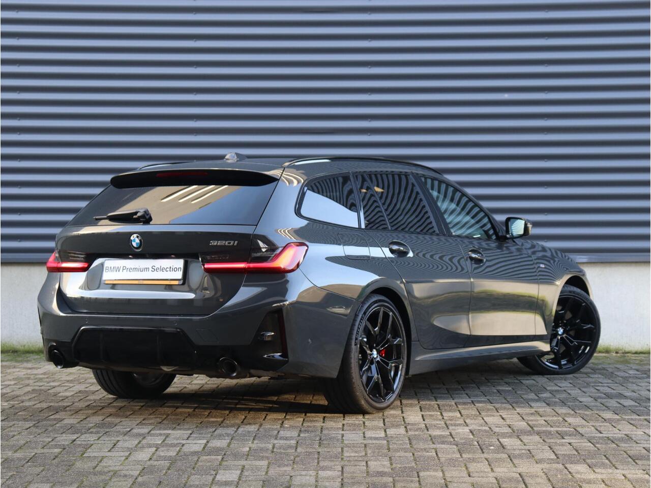 BMW 3-SERIE Touring 320i | M Sportpakket Pro | Panodak | Trekhaak | Head-Up | Driving Assistant Prof. | Harman Kardon | Comfort Access | Verwarmd Stuurwiel | 19'' LMV | Ekris Selection