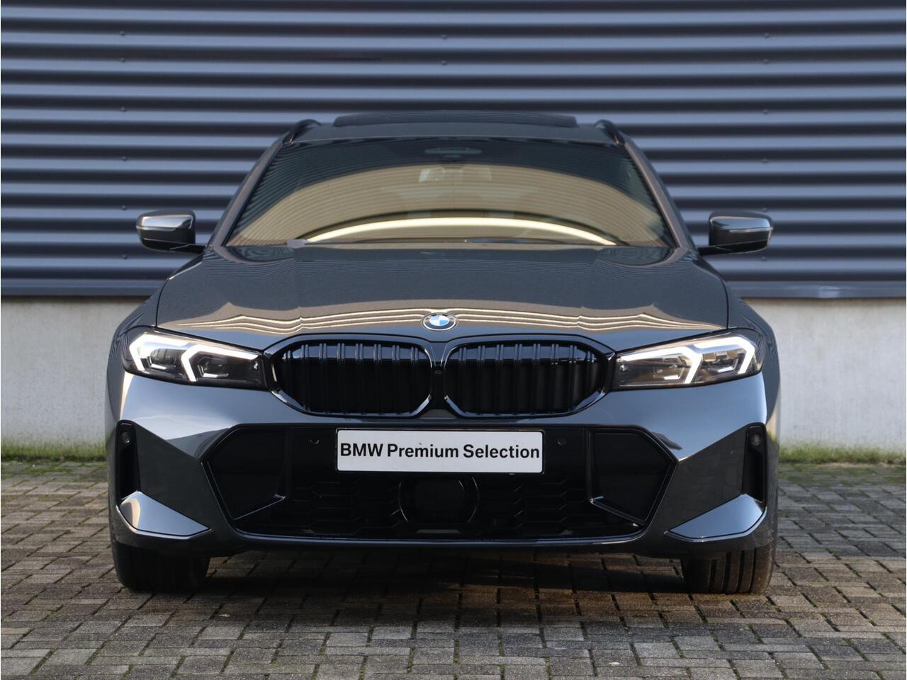 BMW 3-SERIE Touring 320i | M Sportpakket Pro | Panodak | Trekhaak | Head-Up | Driving Assistant Prof. | Harman Kardon | Comfort Access | Verwarmd Stuurwiel | 19'' LMV | Ekris Selection