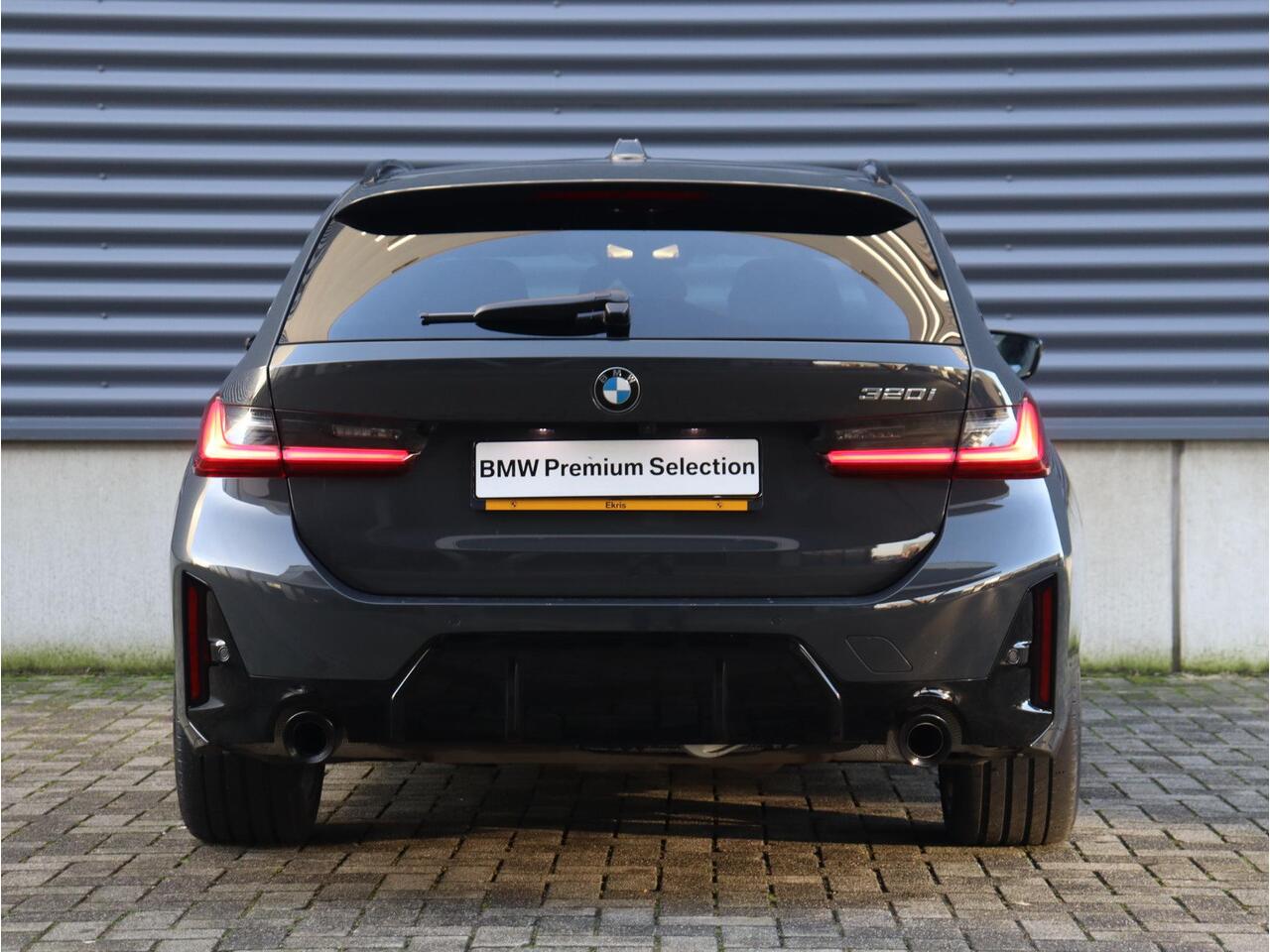 BMW 3-SERIE Touring 320i | M Sportpakket Pro | Panodak | Trekhaak | Head-Up | Driving Assistant Prof. | Harman Kardon | Comfort Access | Verwarmd Stuurwiel | 19'' LMV | Ekris Selection