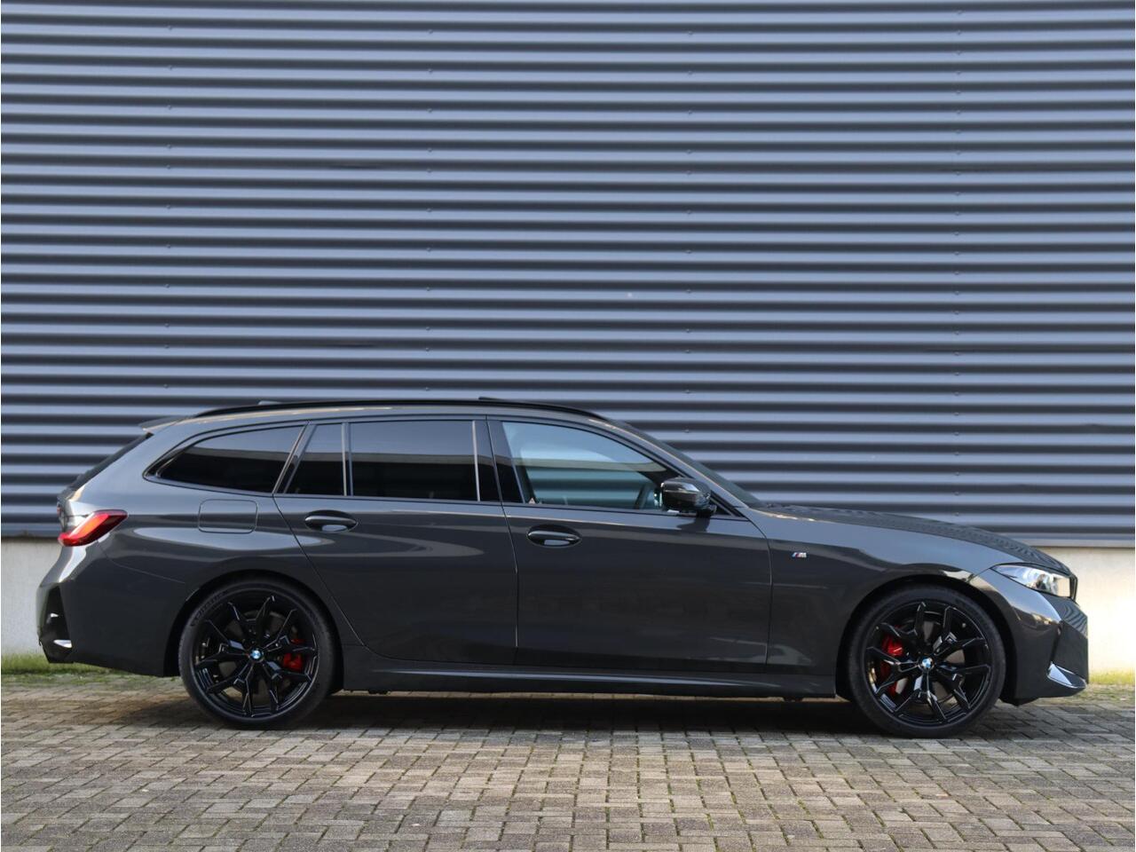 BMW 3-SERIE Touring 320i | M Sportpakket Pro | Panodak | Trekhaak | Head-Up | Driving Assistant Prof. | Harman Kardon | Comfort Access | Verwarmd Stuurwiel | 19'' LMV | Ekris Selection