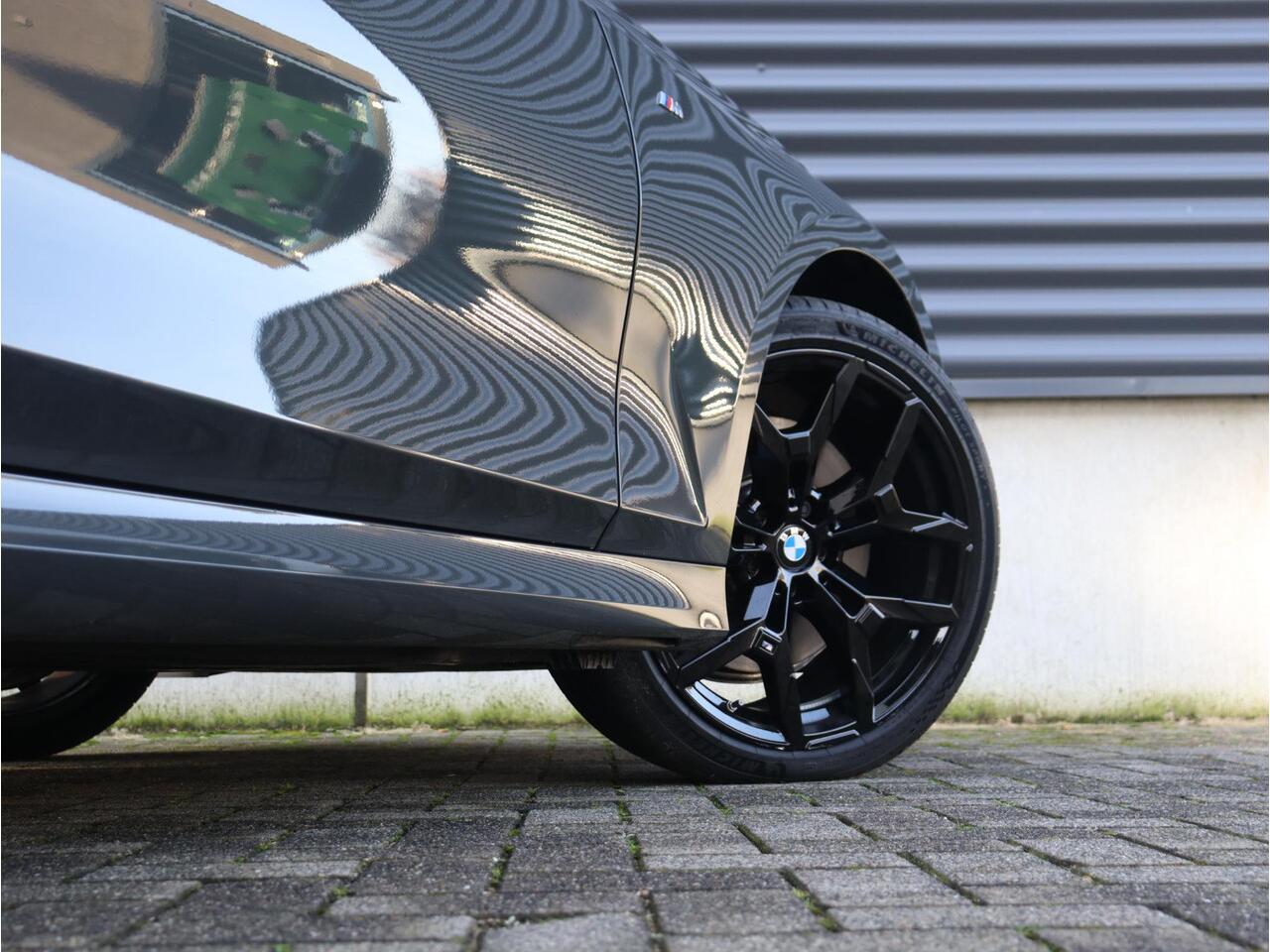 BMW 3-SERIE Touring 320i | M Sportpakket Pro | Panodak | Trekhaak | Head-Up | Driving Assistant Prof. | Harman Kardon | Comfort Access | Verwarmd Stuurwiel | 19'' LMV | Ekris Selection