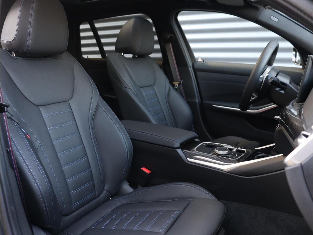 BMW 3-SERIE Touring 320i | M Sportpakket Pro | Panodak | Trekhaak | Head-Up | Driving Assistant Prof. | Harman Kardon | Comfort Access | Verwarmd Stuurwiel | 19'' LMV | Ekris Selection