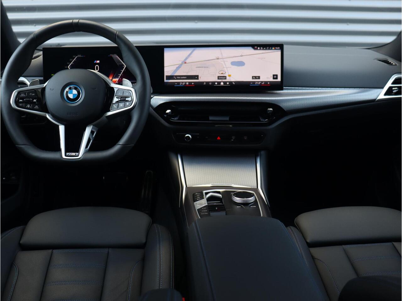 BMW 3-SERIE Touring 330e | M Sportpakket Pro | Panodak | Head-Up | Trekhaak | Driving Assistant Prof. | Parking Assistant Plus | Harman Kardon | Verwarmd Stuurwiel | 19'' LMV | Ekris Selection